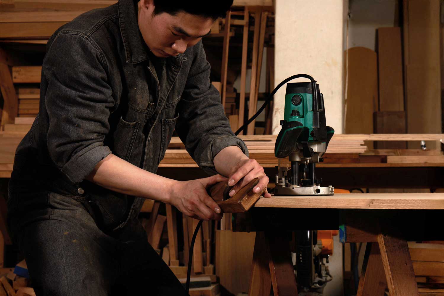 Wood sculptor Yoonbae Kim