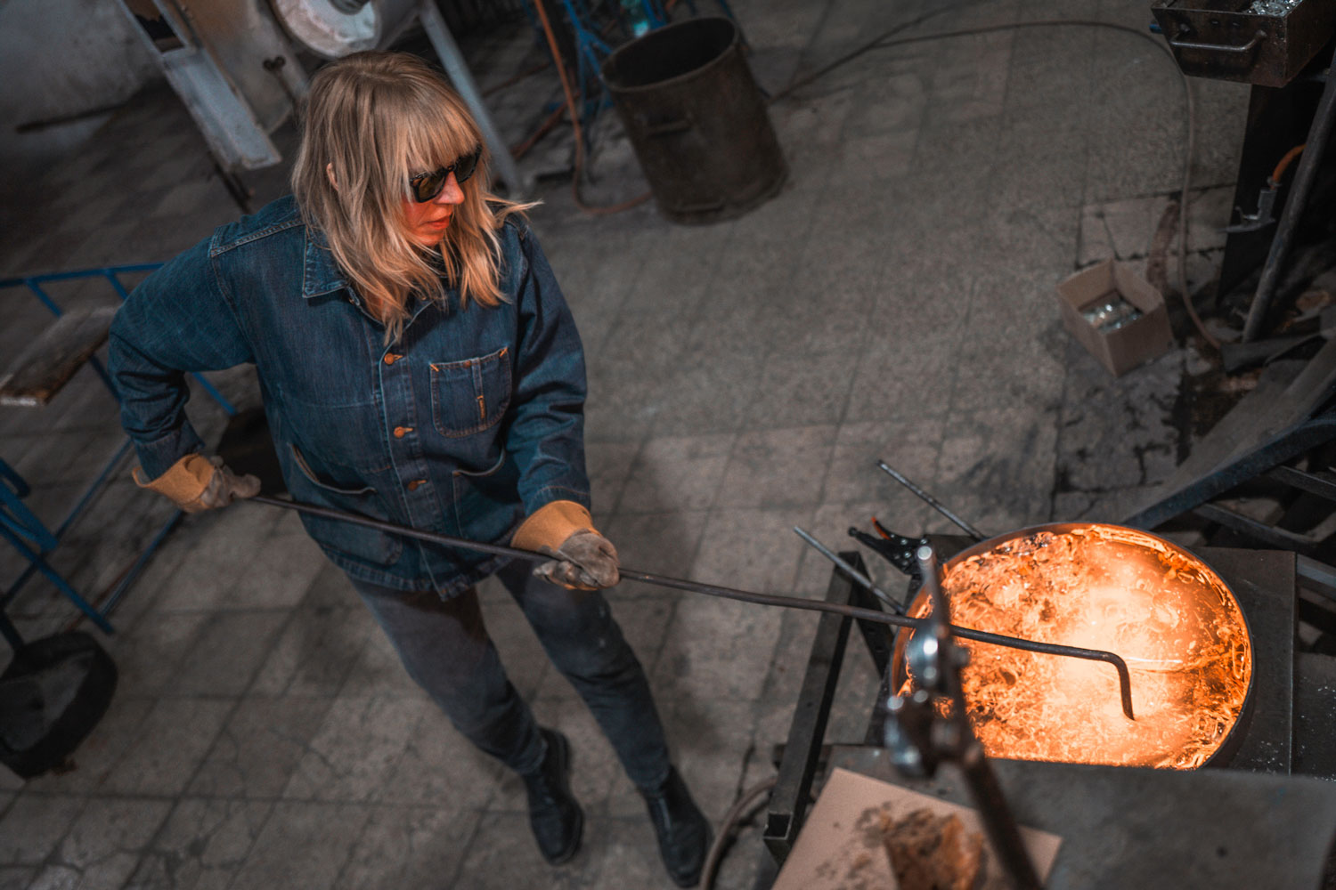 Glass sculptor Hana Hillerová