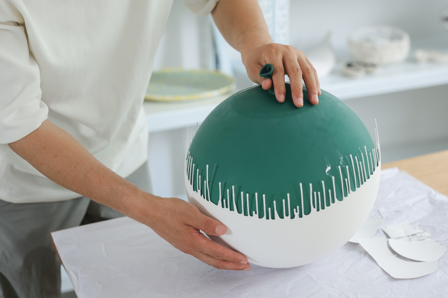 Porcelain maker Xiaodong Bian 卞晓东