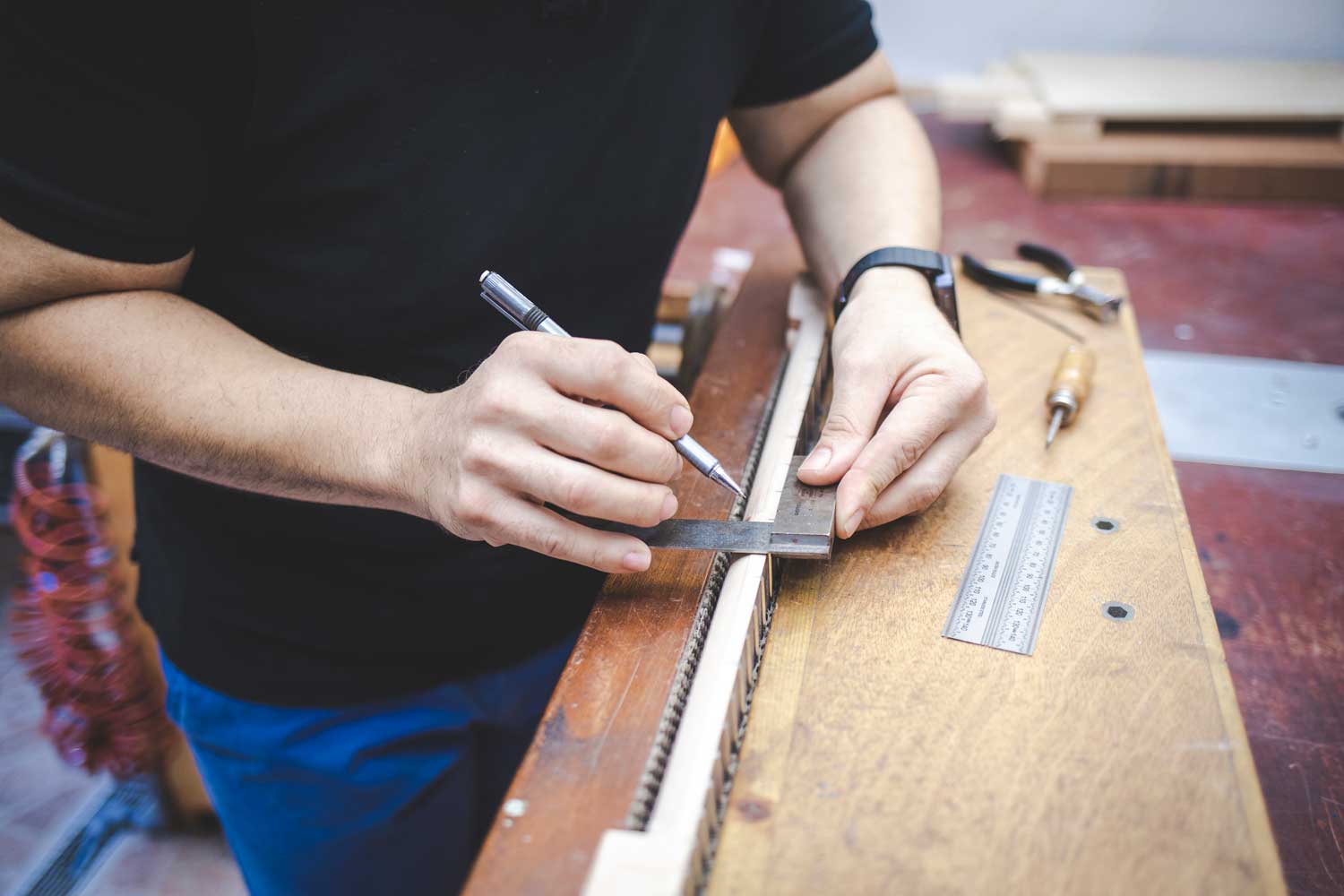 Luthier Andrew Manicaro