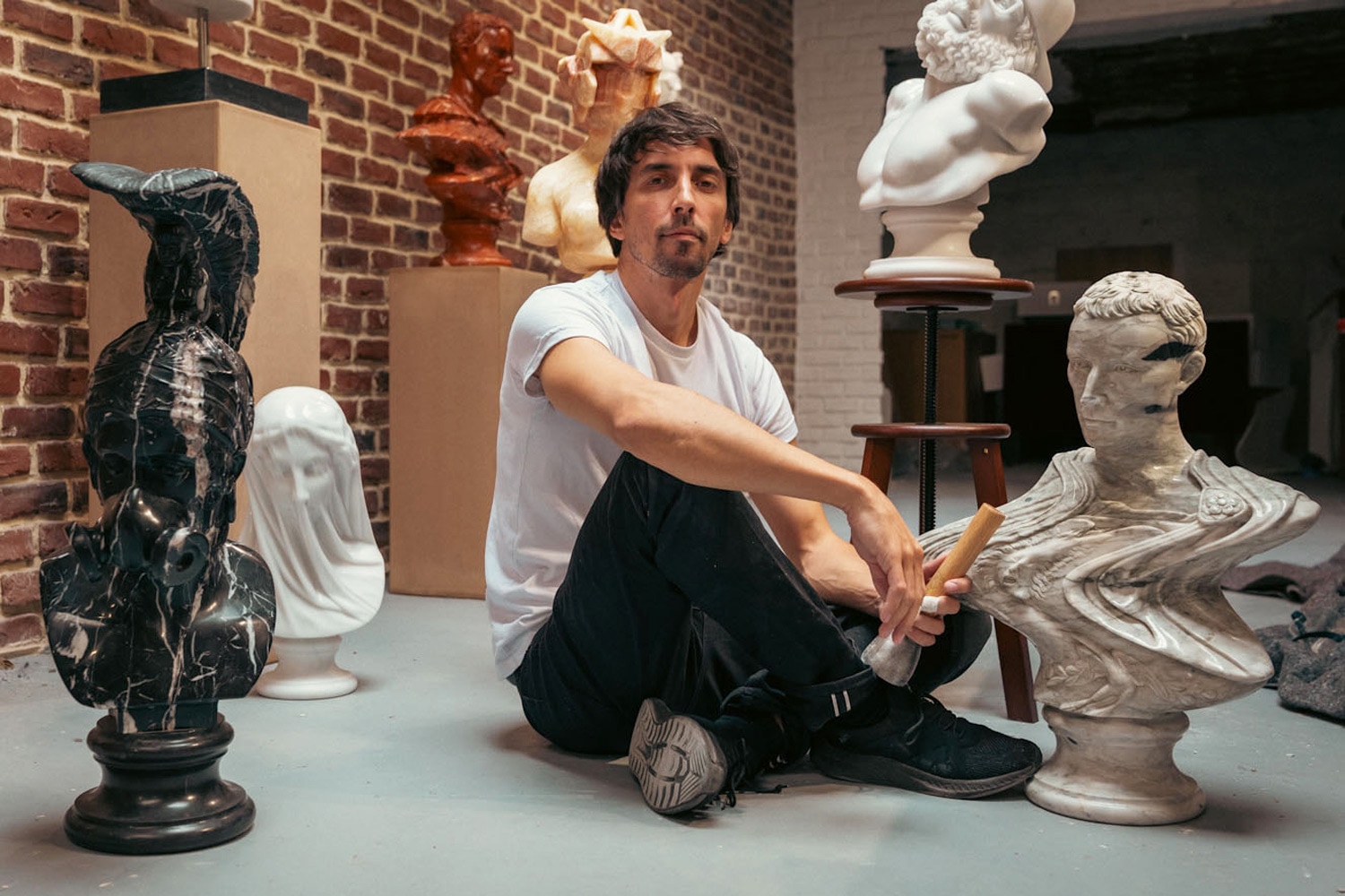 Léo Caillard Marble working