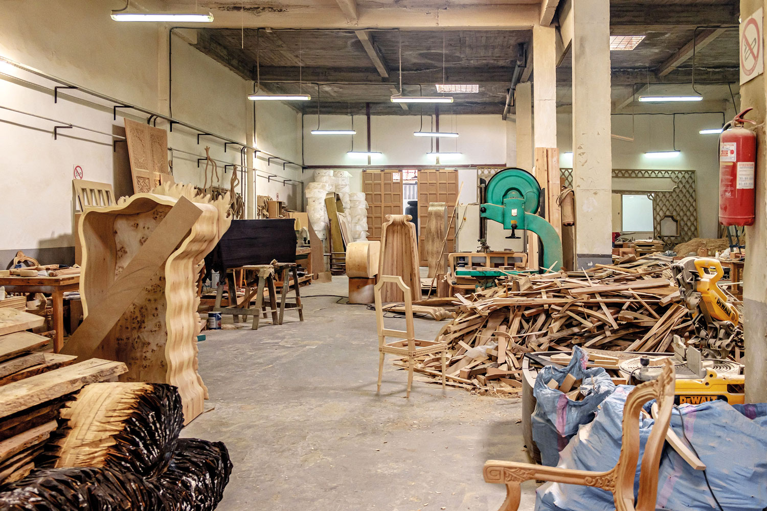Wood sculptor Hamza Kadiri Studio