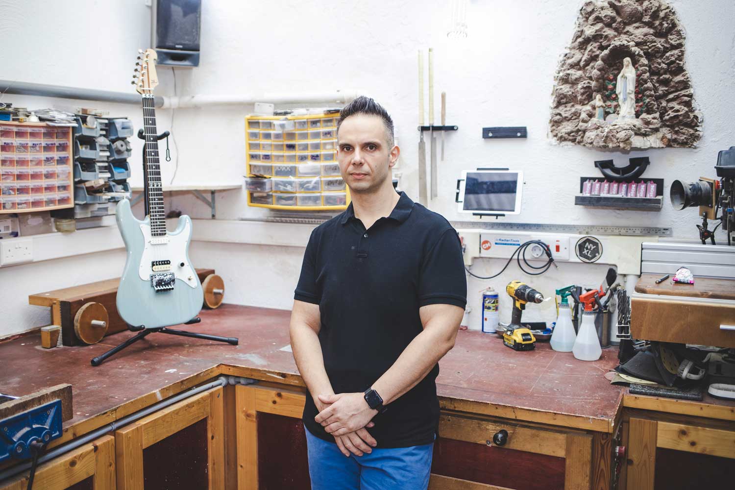 Luthier Andrew Manicaro