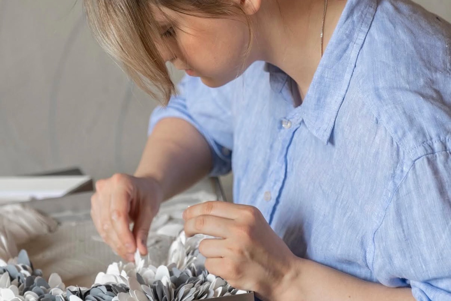 https://api.homofaber.com/uploads/1_Mia_Karlova_Galerie_Valeriya_Isyak_workprocess3_ade39598a7.jpg