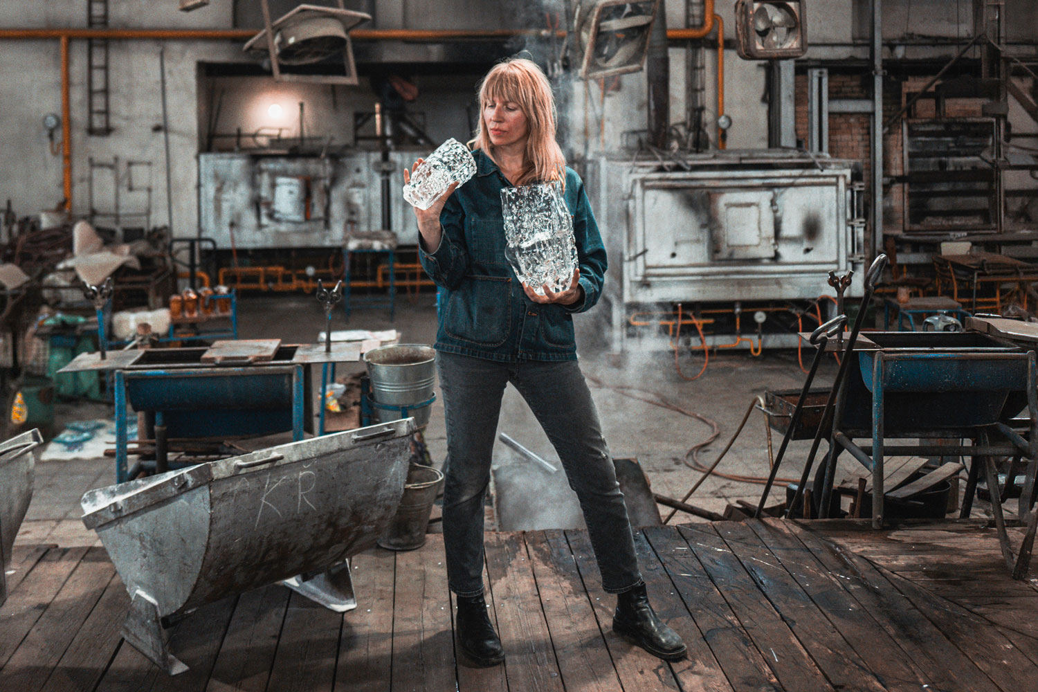 Glass sculptor Hana Hillerová