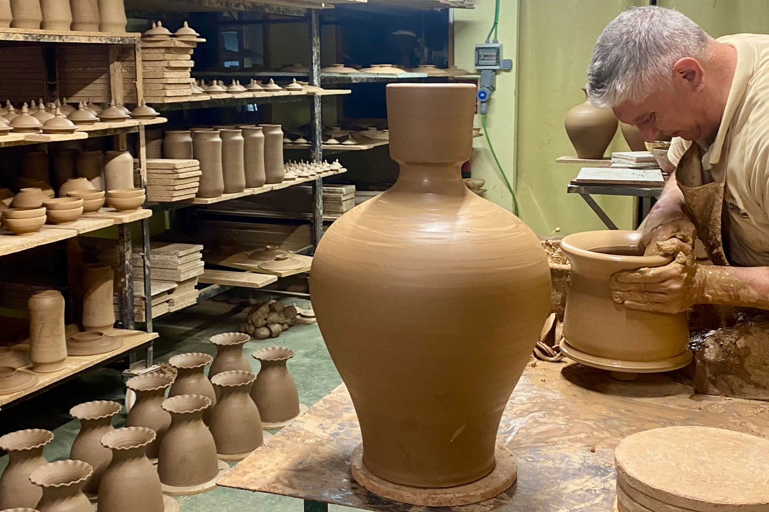 Juan Miguel Alía de Las Heras Join a pottery wheel workshop in El Puente del Arzobispo