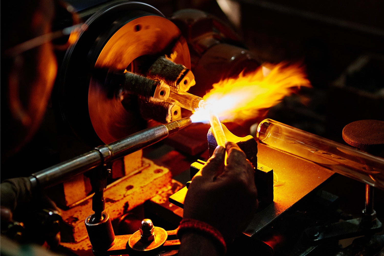 Glass sculptor Klove Studio