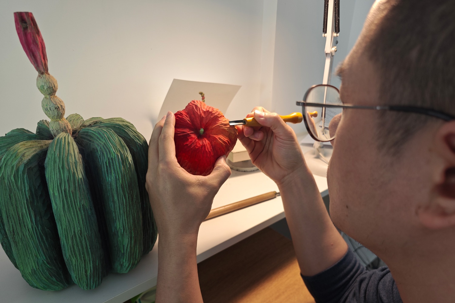 Woodcarver Shudan Li 李树淡