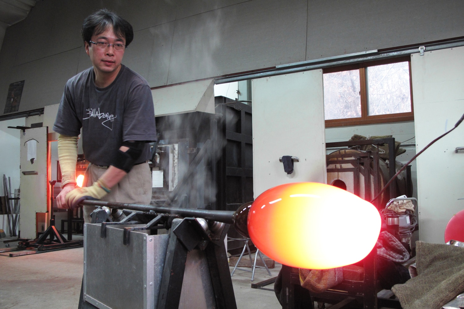 Glassblower Joon Yong Kim