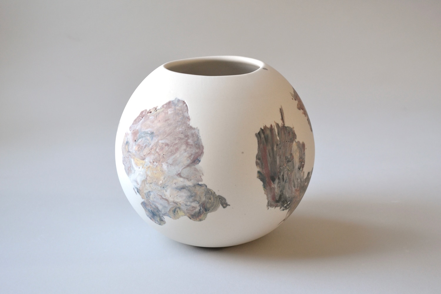 Porcelain maker Sarah Cihat