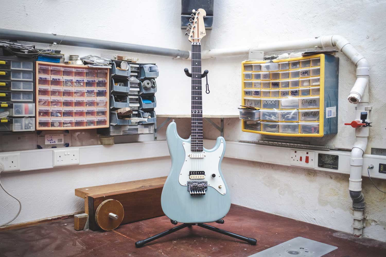 Luthier Andrew Manicaro
