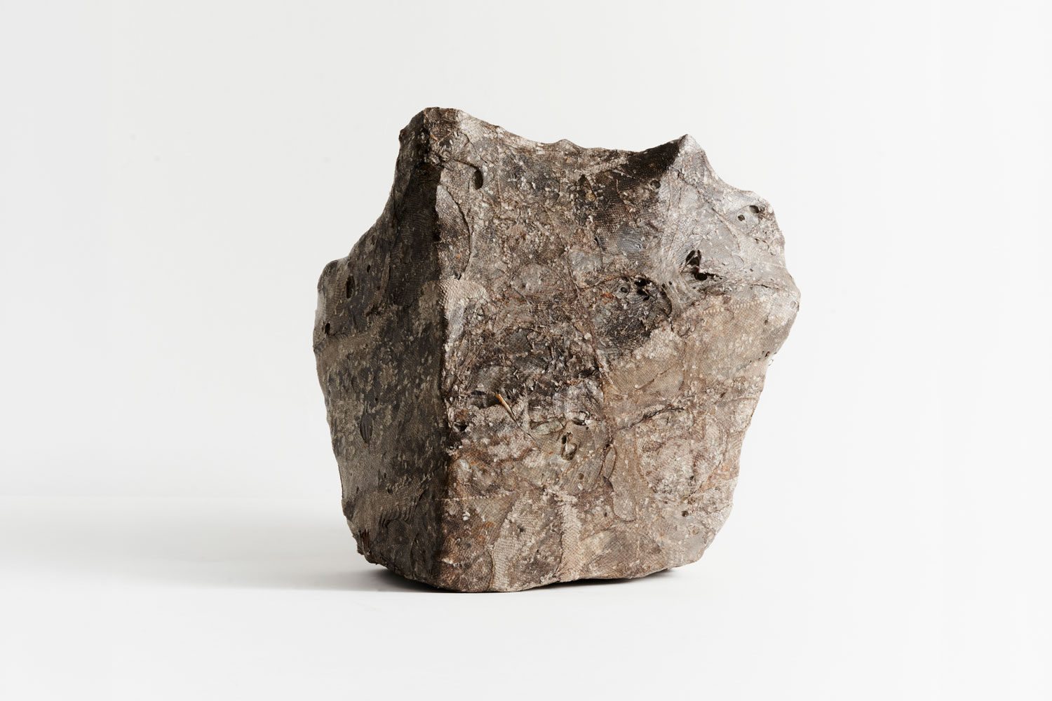 Dolorès Gossye Pierre habillée d'une peau
