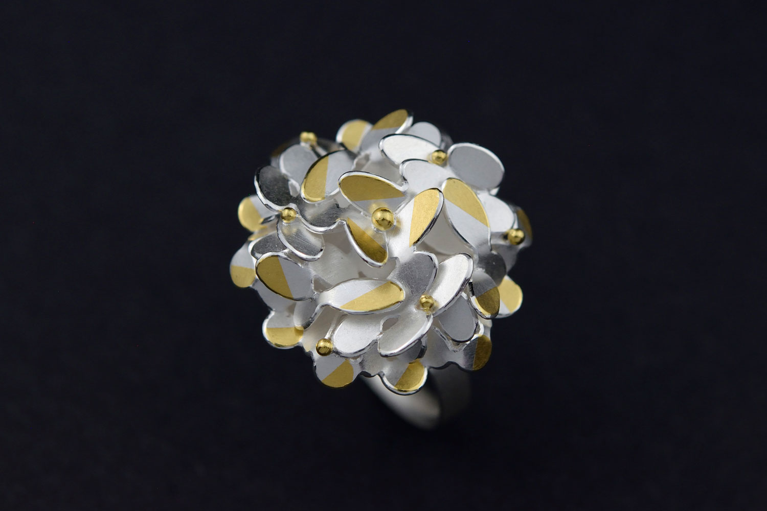 Misun Won Circular oval flower ring