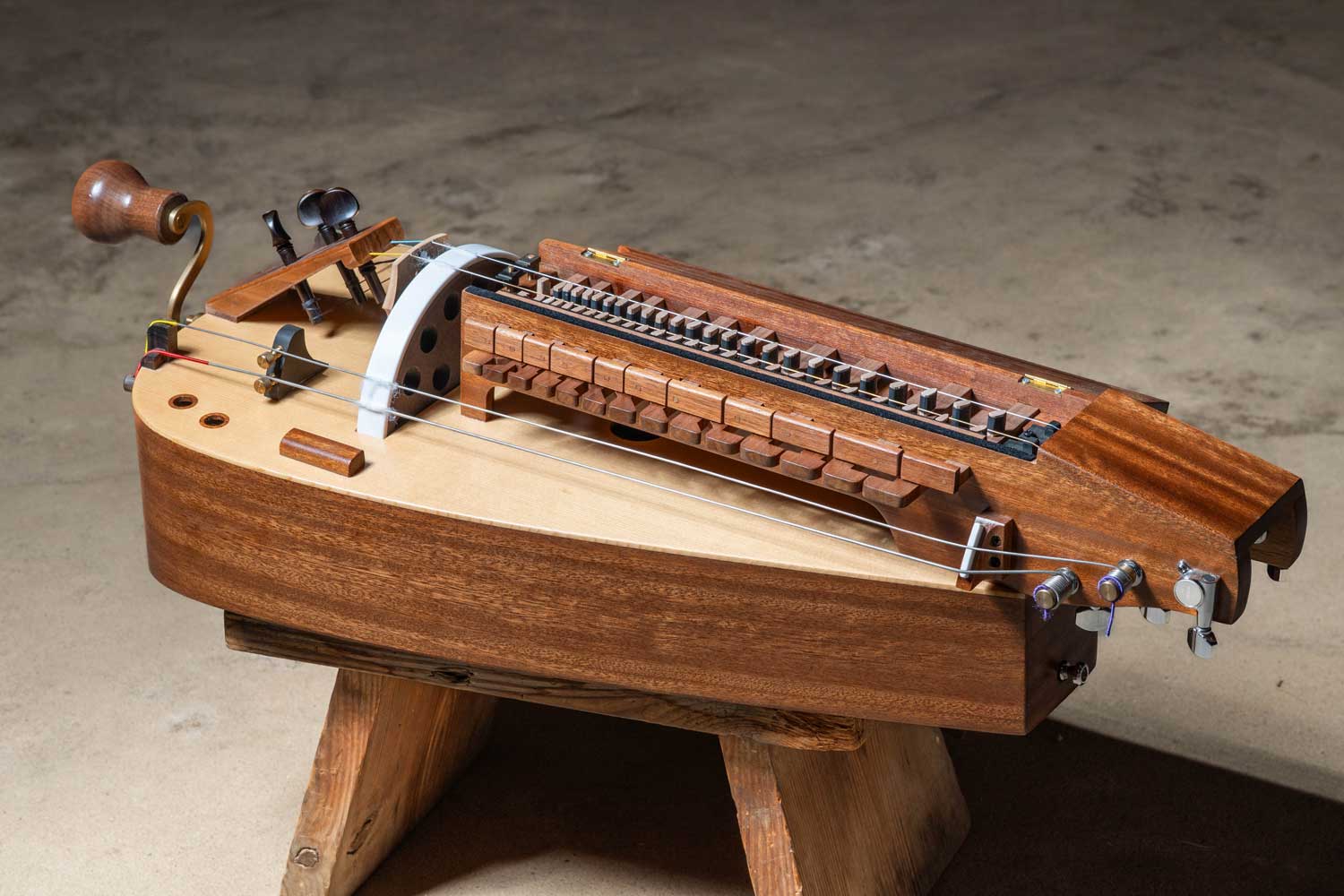 Luthier Tomohiro Yoshikawa