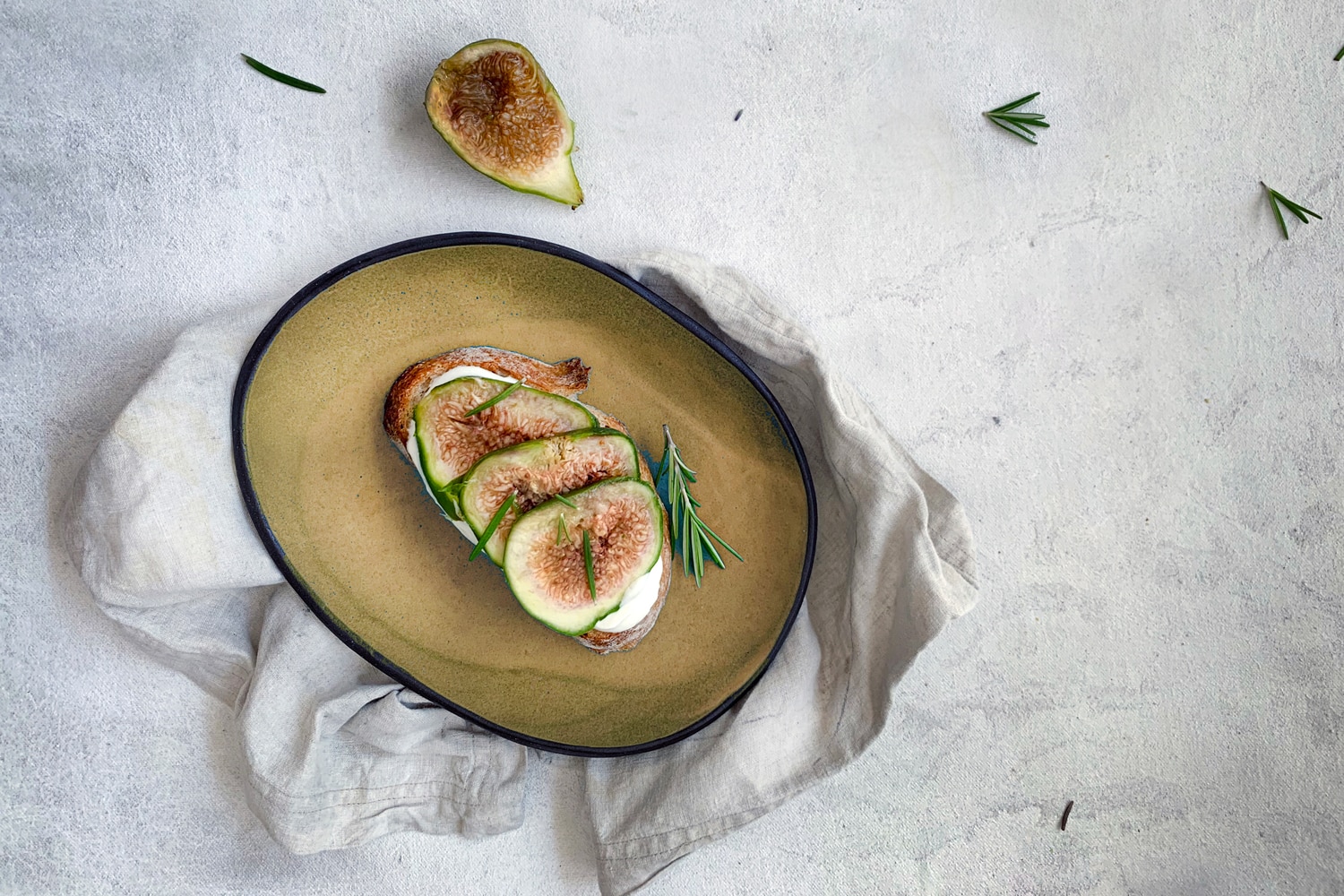 Hana Karim Oval serving plate