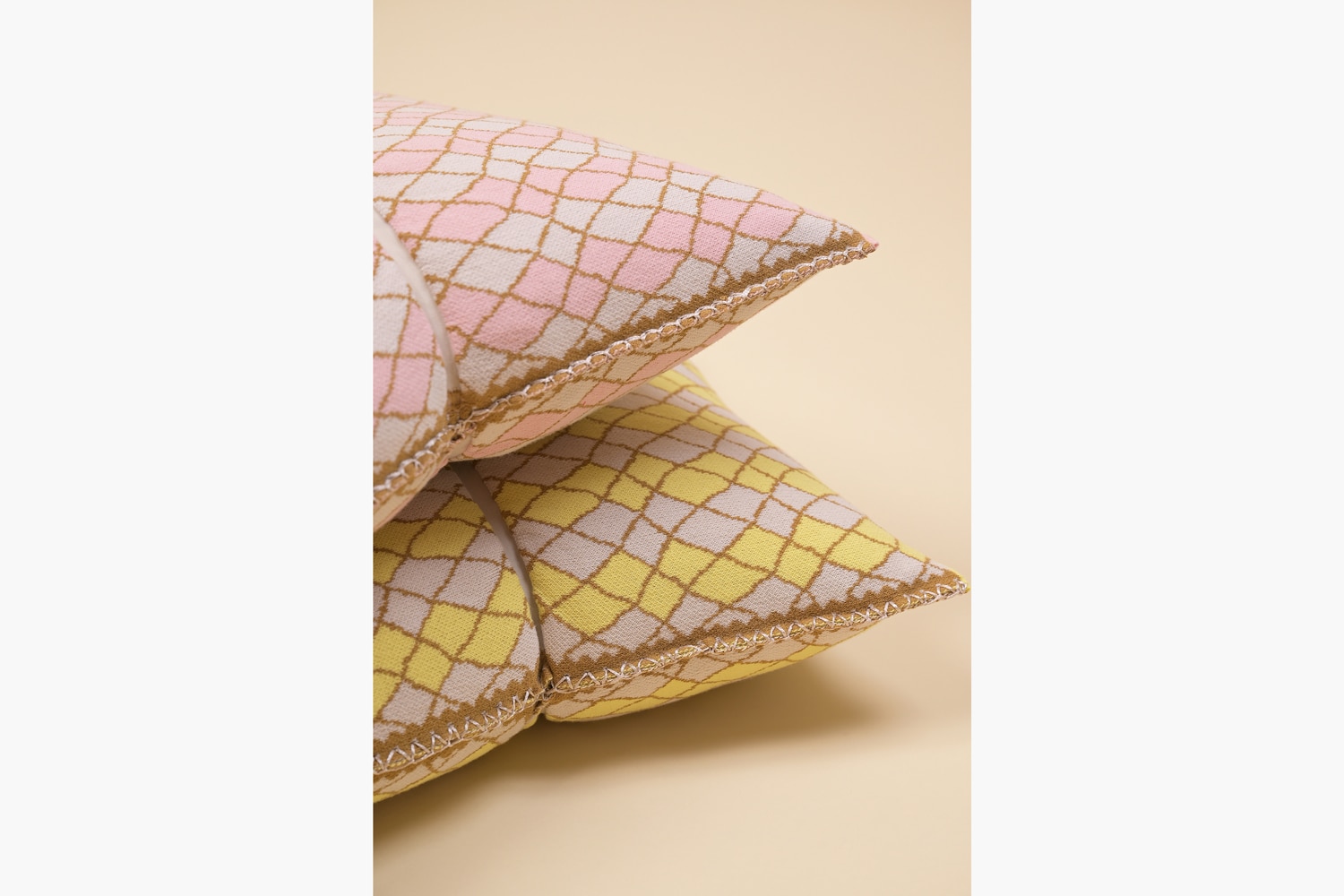 Goran Sidjimovski Bow-shaped pillowcase