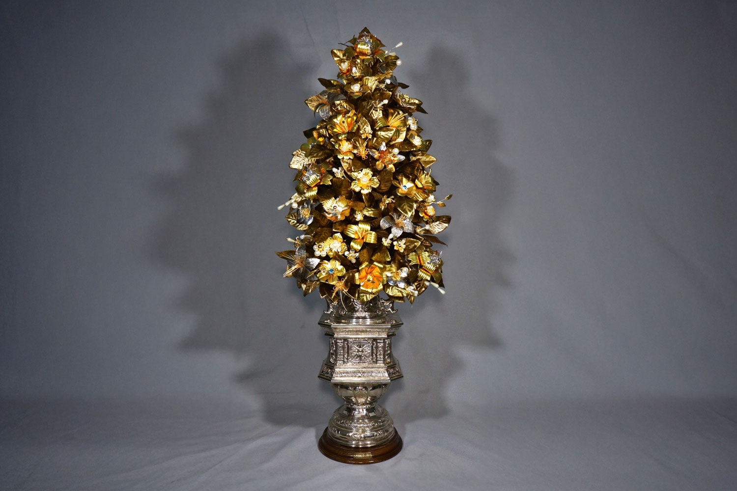 Pablo Ruiz Banús Ramo de flores de aluminio y tela