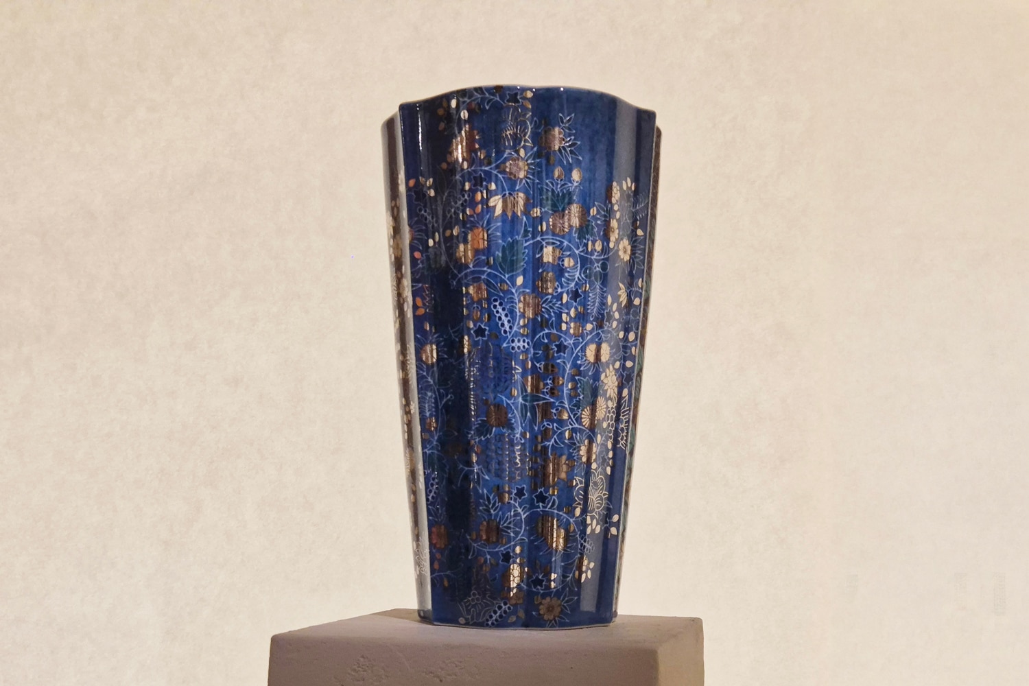 Imaemon Imaizumi XIV Vase with Snowflake and Floral Sarasa Pattern