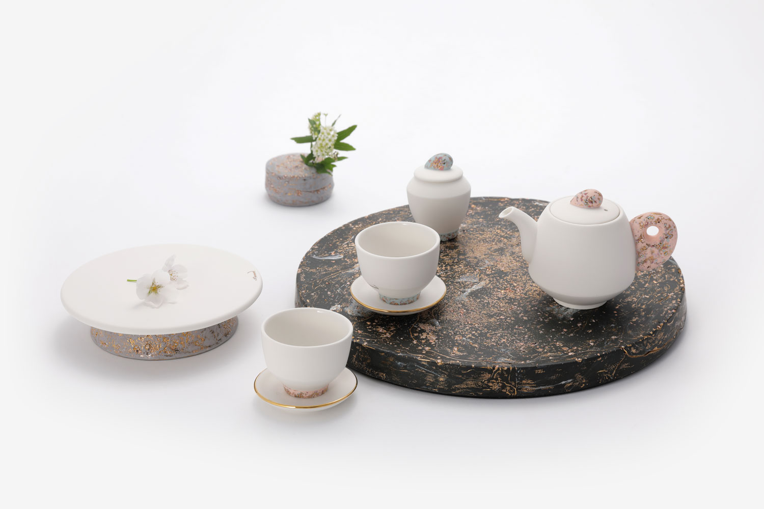 Ji-Woon Yang Gold polished inlay tea time set