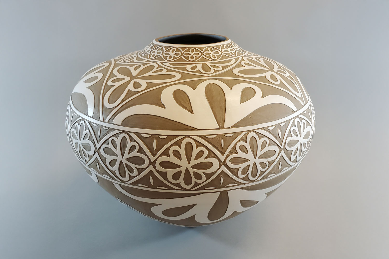 Loren Kaplan Engraved vessel with flower motif