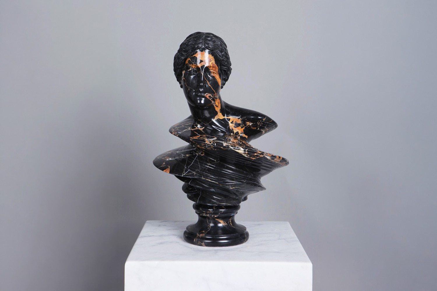 Léo Caillard Venus Twisted Black