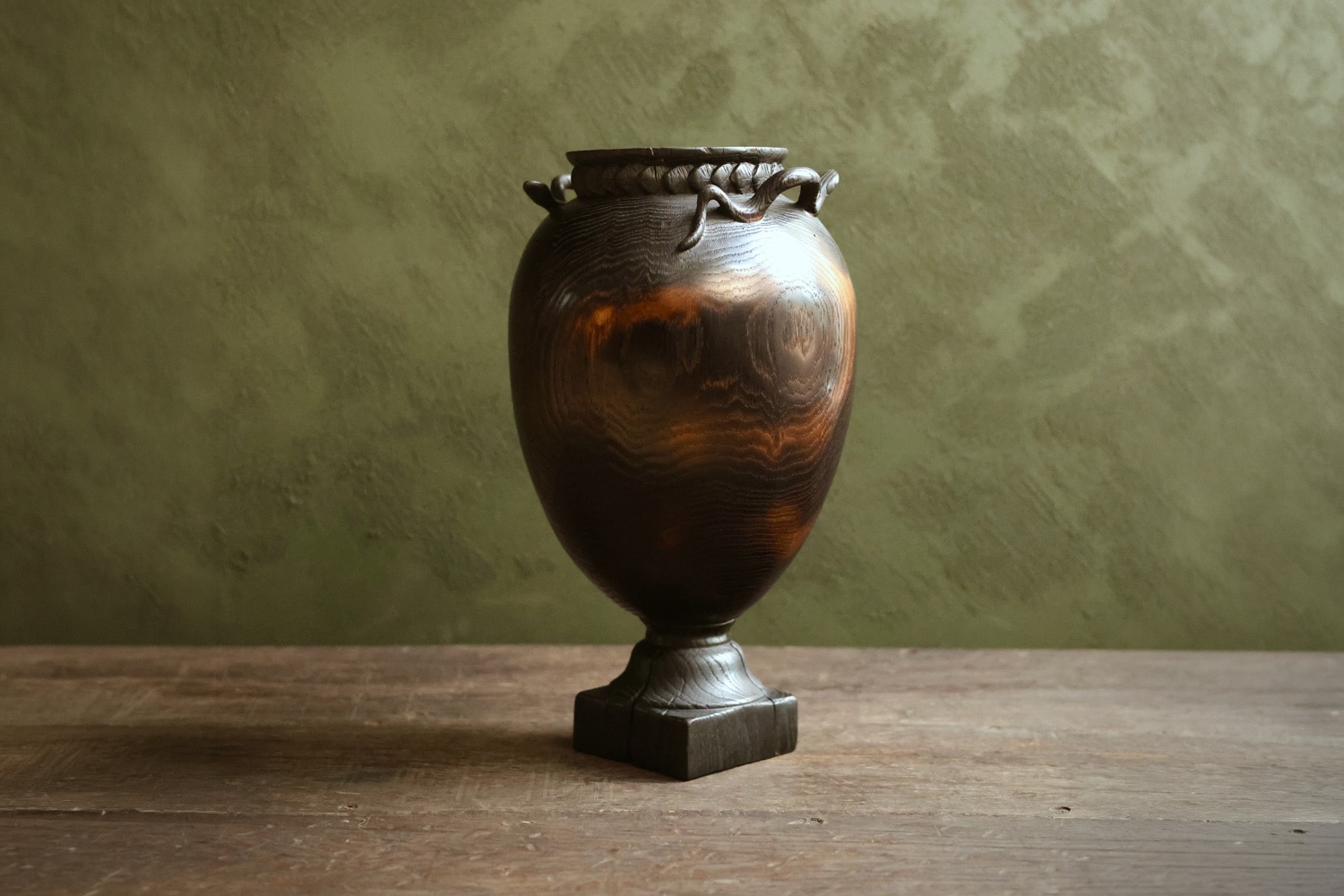Barnaby Ash & Dru Plumb Serpens Urn
